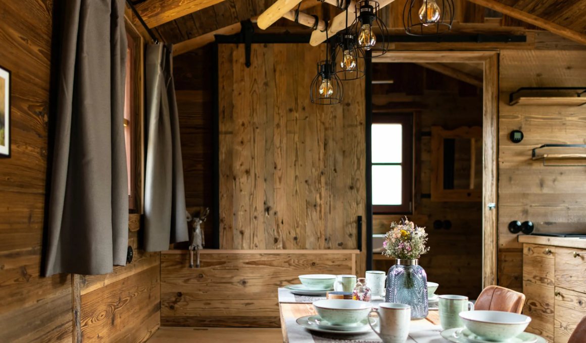 Gemütlicher Innenraum eines Tiny House auf der Harz-Urlaubs-Alm